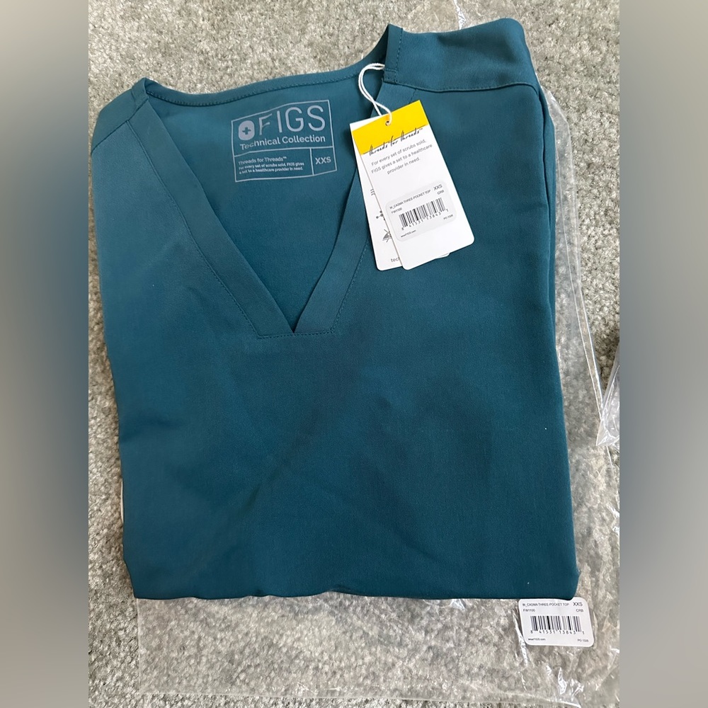 Figs casbah three pocket scrub top xxs
